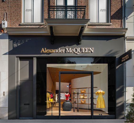 Alexander McQueen: A Summarized History of Provocative Elegance and Avant-Garde Fashion